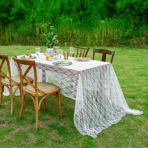 Nappe rectangulaire en dentelle blanche élégante pour les mariages et le décor extérieur