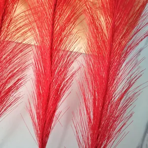 Nahaufnahme von leuchtend rotem künstlichem Pampasgras für die Weihnachtsdekoration