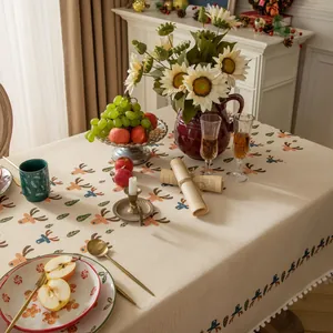 Dettaglio della tovaglia natalizia jacquard con motivi di renne e bordi con nappe