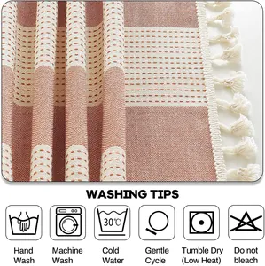 Vue détaillée d'une nappe en coton et lin à rayures avec icônes d'instructions de lavage