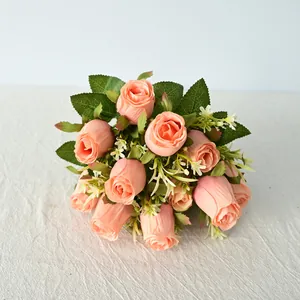 Vista detallada de un elegante ramo de rosas artificiales de 11 cabezas de seda