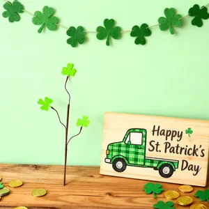 Festliches St. Patrick's Day Deko-Set mit Kleeblatt-Zweig und hölzernem LKW-Schild.