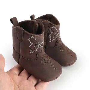 Détail de bottes de cowboy marron pour bébé à semelle souple montrant la taille