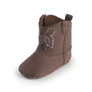Détail de la botte de cow-boy marron pour bébé avec broderie coq blanche et surpiqûres
