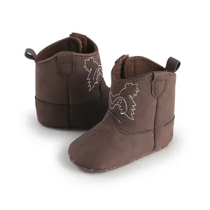 Détail des bottes de cow-boy marron pour bébé avec semelle souple et broderie cactus