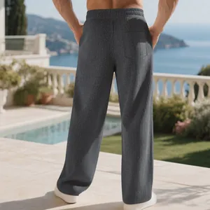 Πίσω όψη του ανδρικού γκρι casual παντελονιού με ανάγλυφη πλέξη, φαρδιά γραμμή και ίσιο μπατζάκι.