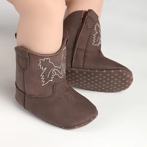 Vue détaillée des bottes de cow-boy marron pour bébé avec semelles souples antidérapantes