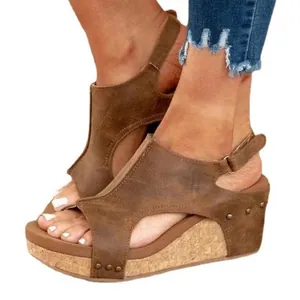 Modische braune Keilsandaletten für Damen mit Peep-Toe-Design und Metallnieten