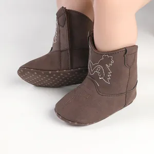 Vue macro détaillée de chaussures de marche pour bébé marron avec broderie latérale blanche