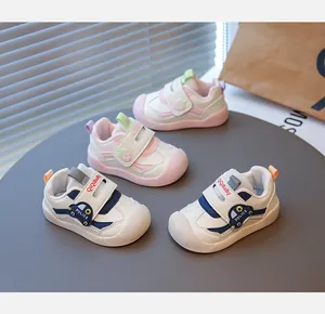 Scarpe primi passi morbide per neonati con disegni fragola e auto