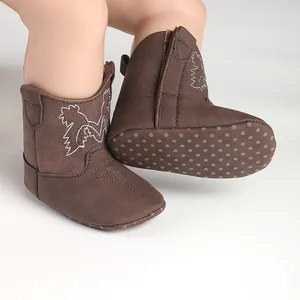 Vue détaillée de bottes de cowboy pour bébé marron avec semelles souples antidérapantes