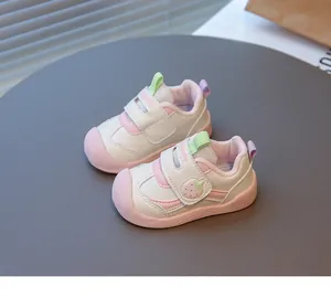 Vista dettagliata di scarpe da bambino rosa e bianche con un dolce motivo a fragola
