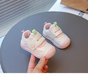 Scarpe da primi passi rosa fragola per neonati con suola morbida e chiusura velcro