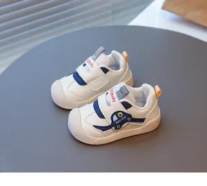 Primo piano di scarpe per neonati bianche e blu con motivo auto della polizia e suola