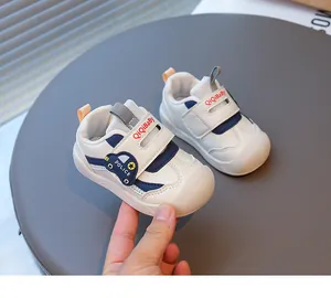 Dettaglio di scarpe primi passi bianche e blu con suola morbida per neonati