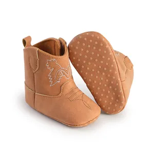 Détail de bottes de cowboy marron pour bébé avec semelle souple antidérapante et broderie