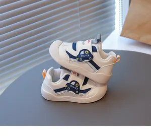 Dettaglio scarpe primi passi bianche e blu con simpatico design auto della polizia.