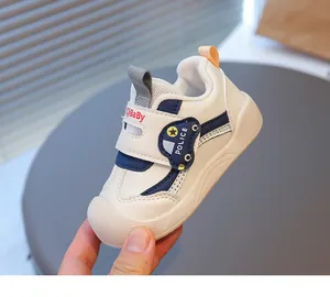 Primo piano di scarpa bianca per bambini con dettaglio chiusura a velcro polizia