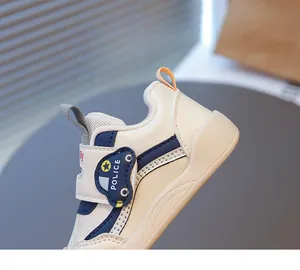 Dettaglio scarpa primi passi crema per neonati con velcro auto e suola morbida
