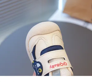 Primo piano scarpa primi passi beige con mesh traspirante e cinturino Velcro.