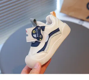 Primo piano di scarpe primi passi bimbo con suola morbida e chiusura auto polizia