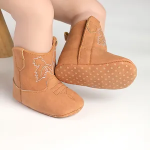 Vue détaillée des bottes de marche cowboy pour bébé avec semelles souples antidérapantes