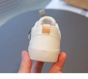 Vista posteriore dettagliata di scarpe da ginnastica bianche per neonati con suola morbida per bimbi