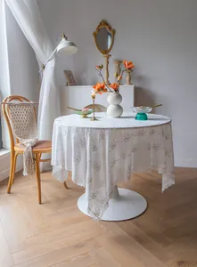 Nappe rétro française en dentelle blanche brodée sur une table ronde élégante