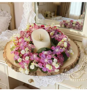 Ghirlanda portacandele romantica con fiori rosa su base di legno rustico per tavola