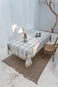 Elegante grau-karierte Tischdecke aus Baumwolle und Leinen mit Quastenverzierung.
