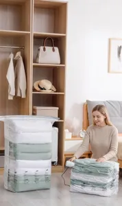 Pompa per sottovuoto elettrica portatile utilizzata per riporre i vestiti in camera.