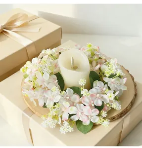 Primo piano di una ghirlanda di candele floreali finte con delicati fiori rosa.
