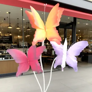 Riesige 3D-Schmetterlingsrequisiten für Hochzeitsfenster mit durchscheinenden Flügeln