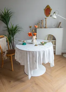 Vue détaillée d'une nappe en dentelle blanche vintage française avec broderie