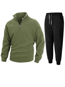 Ensemble homme deux pièces en polaire corail avec pull vert et pantalon noir sport