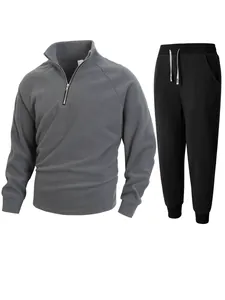 Vue complète de l'ensemble en polaire pour homme, pull gris à demi-zip et pantalon à cordon