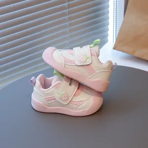 Scarpe da camminata rosa con fragola, suola morbida e tessuto traspirante per neonati