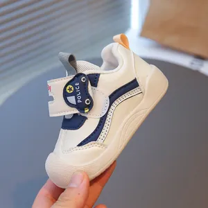Scarpe primi passi per neonati con design auto della polizia e suola morbida antiscivolo.