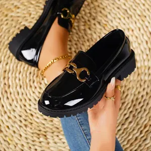 Retro Britse stijl dames loafers van zwart lakleer met dikke zool en goudkleurig detail.