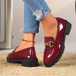 Klassieke wijnrode lakleren loafers voor dames met dikke plateauzool en gouden ketting