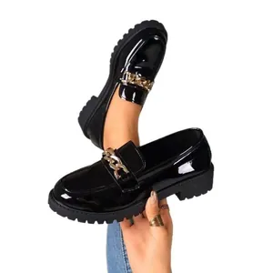 Klassieke zwarte laklederen loafers voor dames met grove zolen en gouden kettingdetails