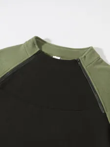Detailansicht der zweifarbigen Fleecejacke mit Stehkragen und Doppelreißverschlüssen