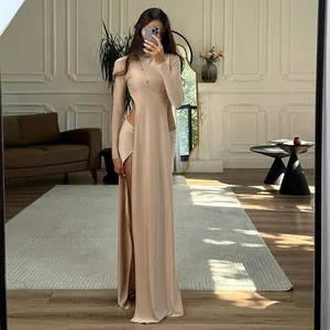 Vue détaillée de l'ensemble deux pièces beige pour femme avec haut ajouré et jupe fendue