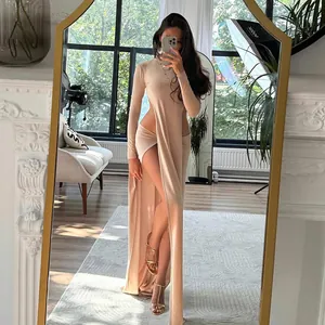 Ensemble deux pièces beige haut à manches longues et jupe longue fendue