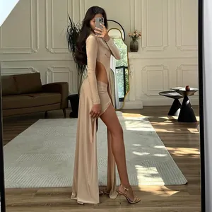 Ensemble deux pièces beige élégant avec haut à manches longues et jupe drapée asymétrique