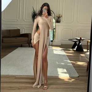 Vue complète ensemble beige haut à manches longues irrégulier et jupe longue fendue