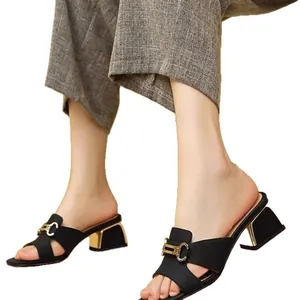 Elegante schwarze Pantoletten mit hohem Absatz und goldener Schnalle für Damen Sommermode