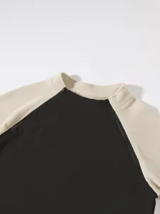 Detailansicht einer zweifarbigen Herren-Fleecejacke mit Stehkragen und Reißverschlüssen