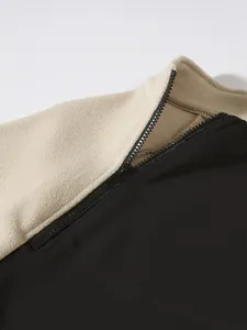 Detailansicht des schwarzen Reißverschlusses und der Textur der Korallenvliesjacke für Herren