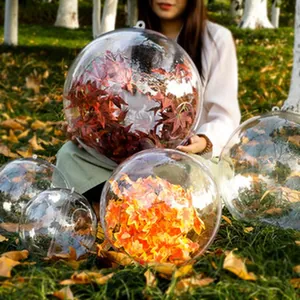 Vista detallada de bolas de Navidad de plástico transparente rellenas de hojas secas